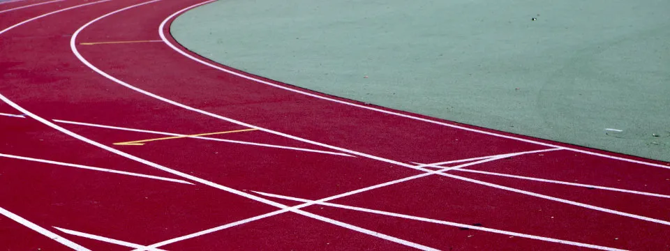 Eine Leichtathletikbahn mit mehreren Spuren