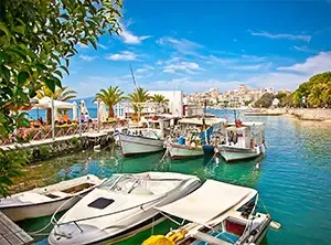 Eine malerische Hafenansicht in Albanien mit mehreren weißen Booten am Anleger