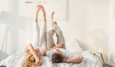 Eine malerische Landschaft in Deutschland mit sanften Hügeln, Bäumen und einem blauen Himmel