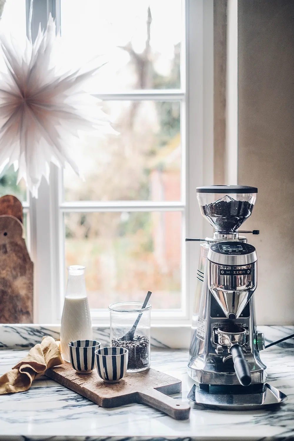 Eine Mazzer Super Jolly V Pro Kaffeemühle neben der La Marzocco Linea Mini