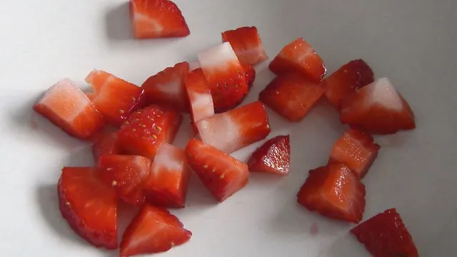 Eine mit Backpapier ausgelegte Backform, bereit zum Befüllen