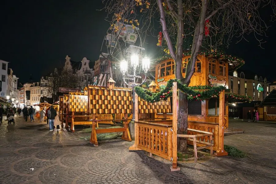 Eine mit Lichterketten geschmückte Gasse in Bonn