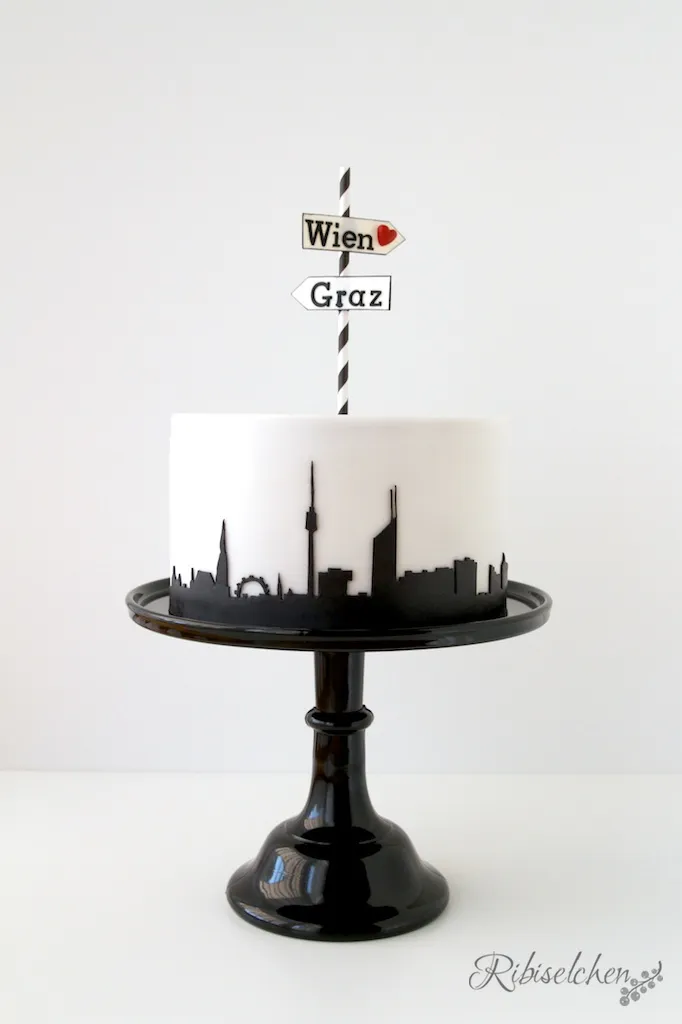 Eine mit Zuckerblumen und einem Schriftzug verzierte Schokoladentorte für einen Abschied