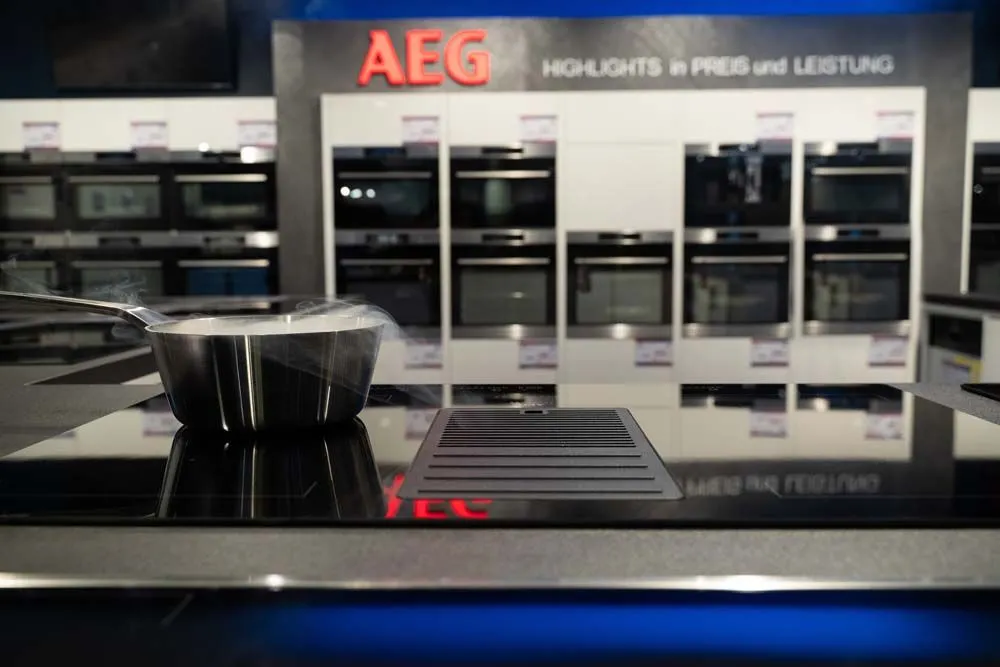 Eine moderne deutsche Küche, ausgestattet mit langlebigen Geräten.