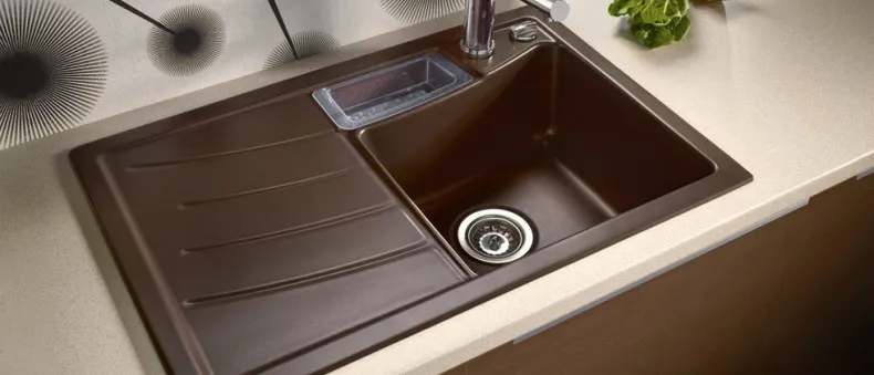 Eine moderne Keramikspüle mit Abtropffläche, eingebettet in eine helle Küchenumgebung