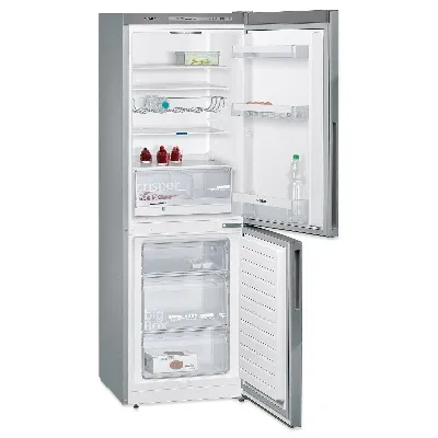 Eine moderne Kühl-Gefrierkombination in einer Küche