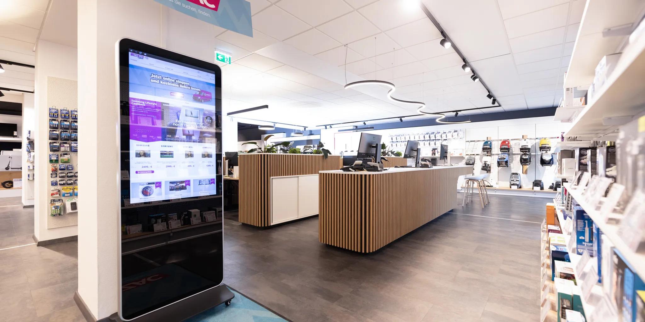 Eine moderne Ladenfront des Elektrofachgeschäfts Red Zac Lugitsch