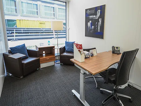 Eine moderne und helle Büroküche oder Pausenbereich im Stockerhof