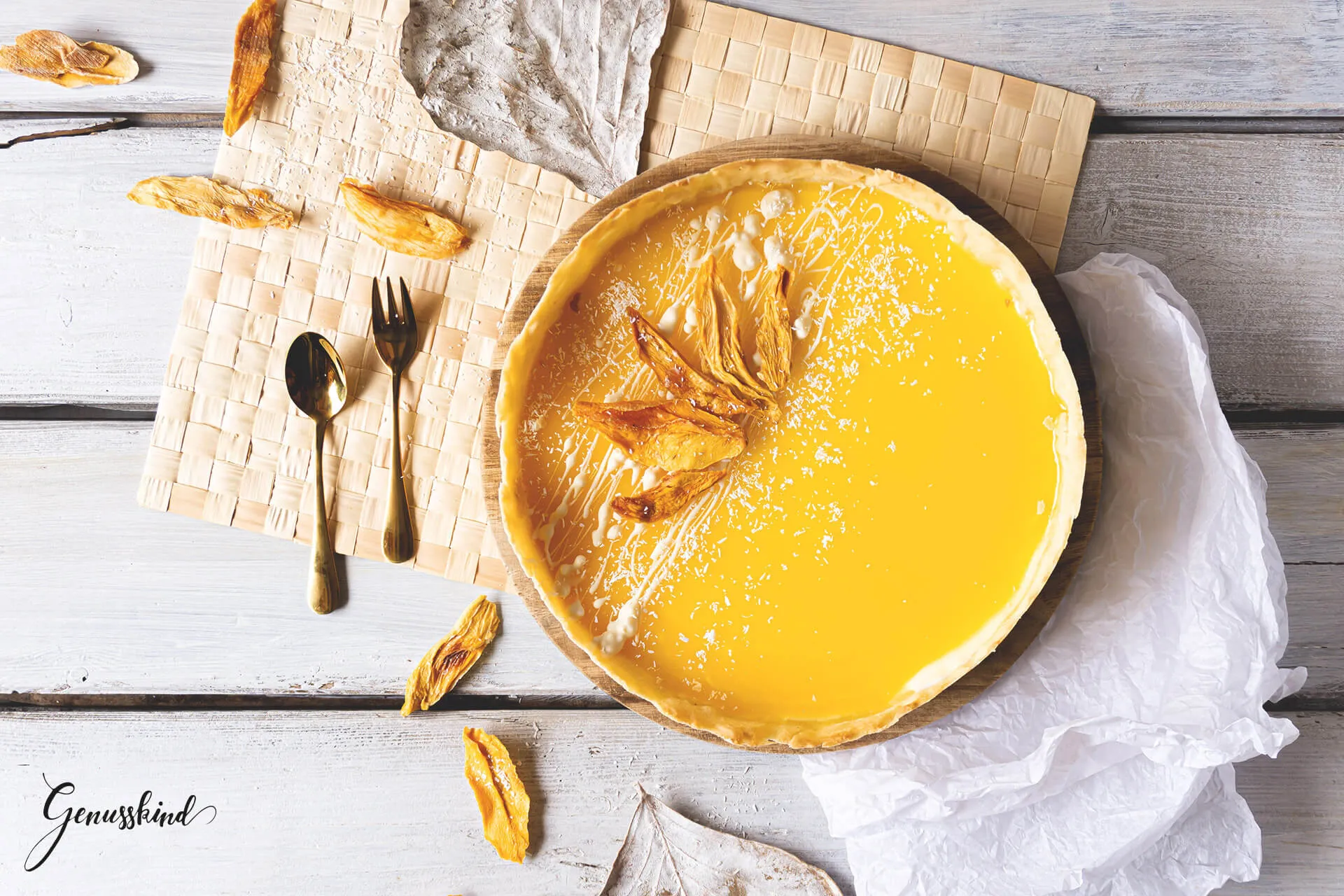 Eine Nahaufnahme der cremigen Mango-Joghurt-Torte mit dem goldenen Mangospiegel