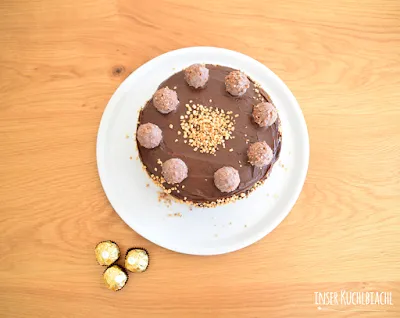Eine Nahaufnahme der geschichteten Ferrero Rocher Torte von oben