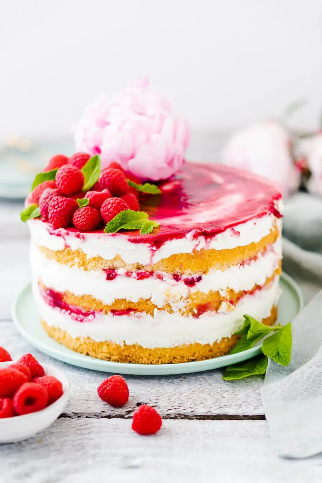 Eine Nahaufnahme der Joghurt-Himbeer-Torte mit frischen Früchten