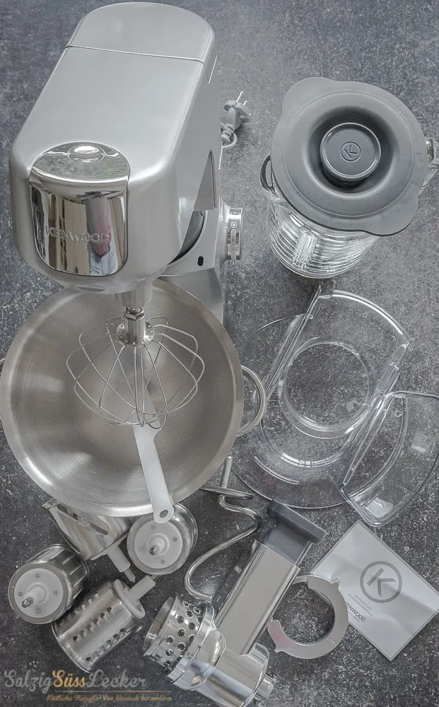 Eine Nahaufnahme der Kenwood Chef Elite Küchenmaschine beim Rühren von Teig