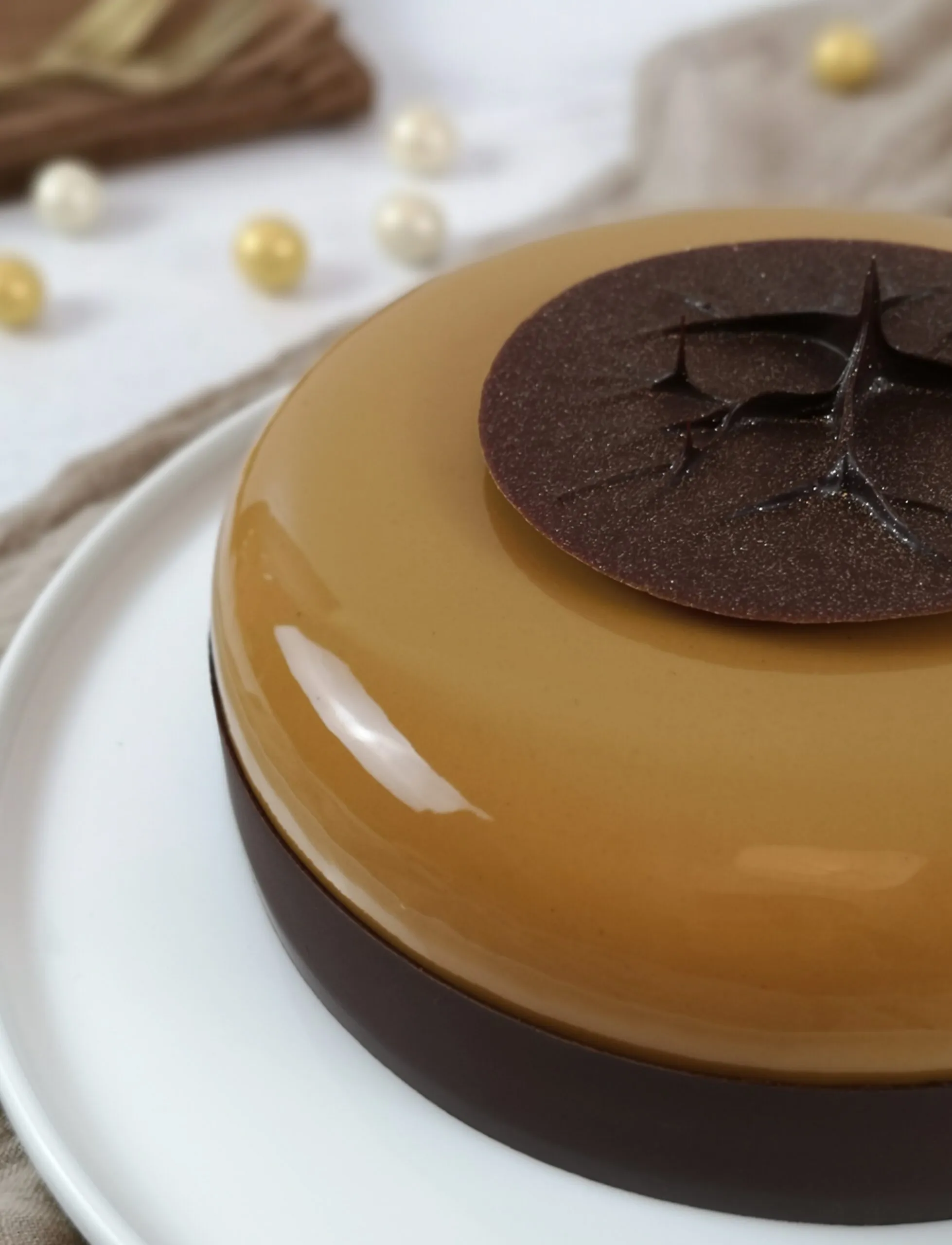 Eine Nahaufnahme der mehrschichtigen Torte, die den Anschnitt mit den verschiedenen Schichten zeigt