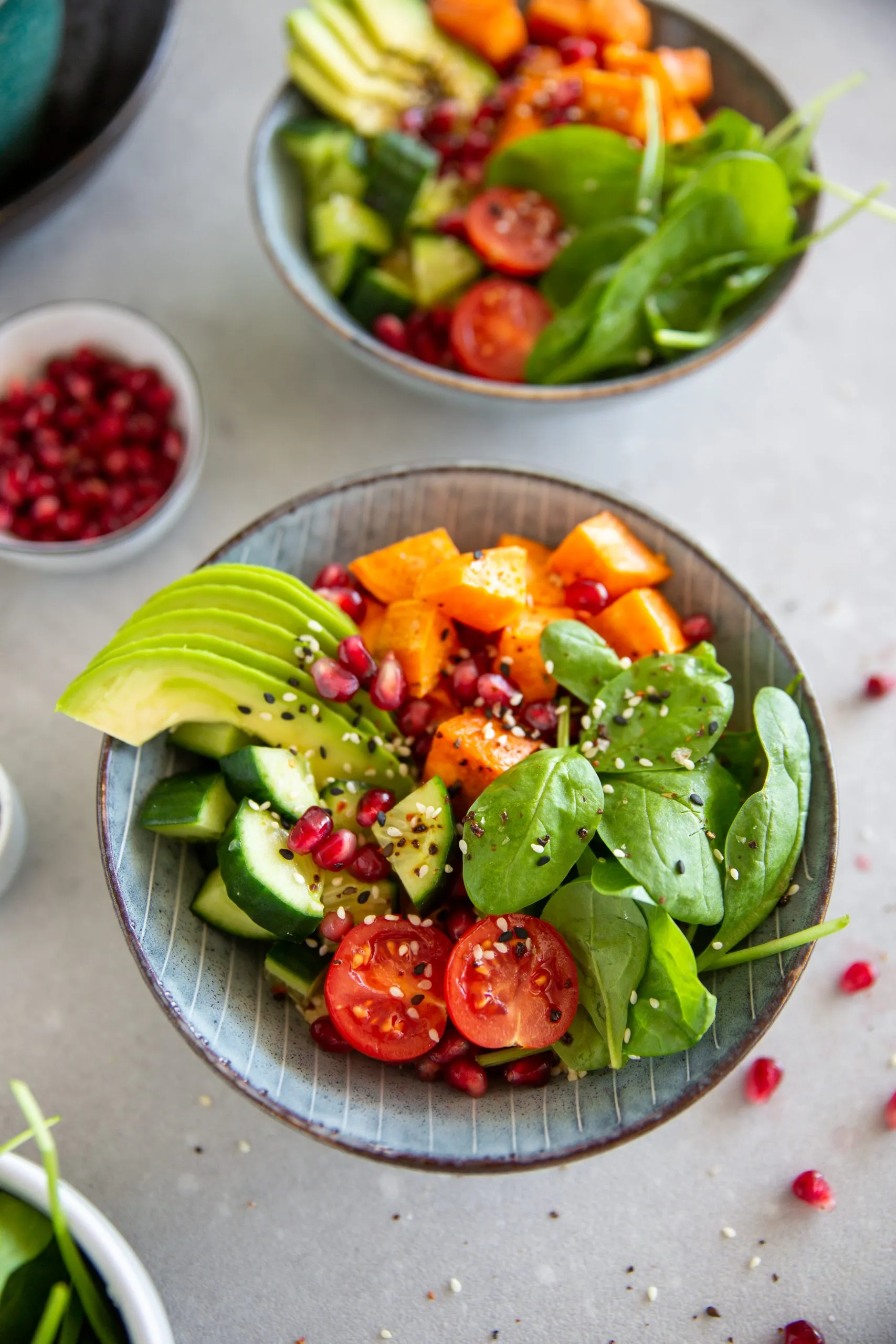 Eine Nahaufnahme der Superfood-Bowl, die die frischen Zutaten und den buttrig gebackenen Süßkartoffeln hervorhebt