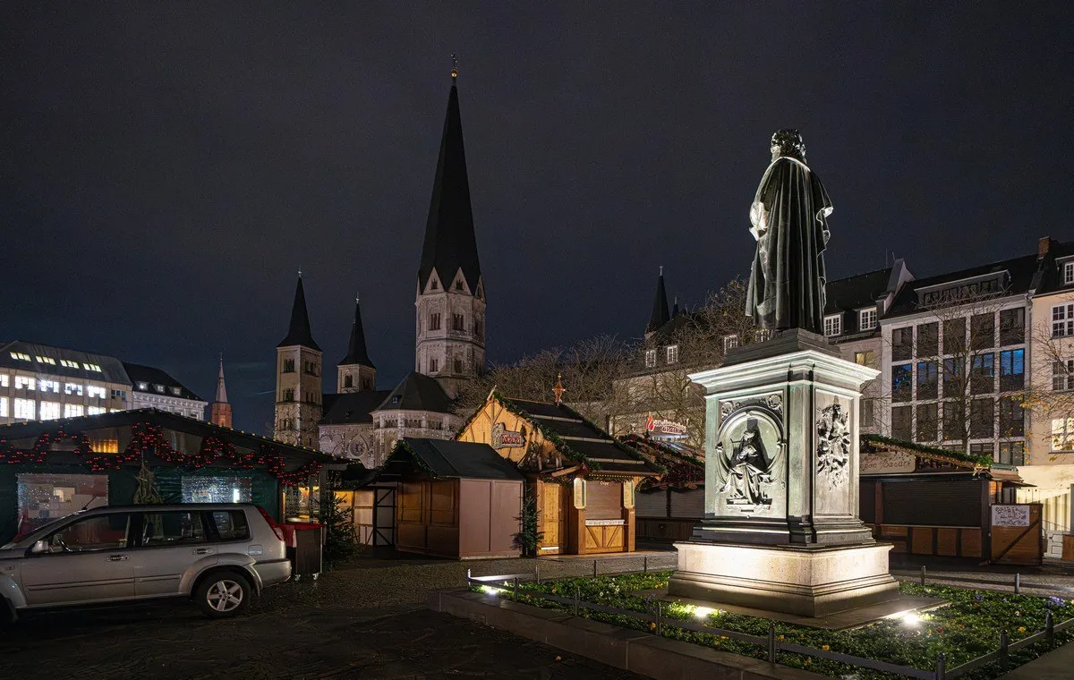 Eine Nahaufnahme des Beethoven-Denkmals bei Nacht