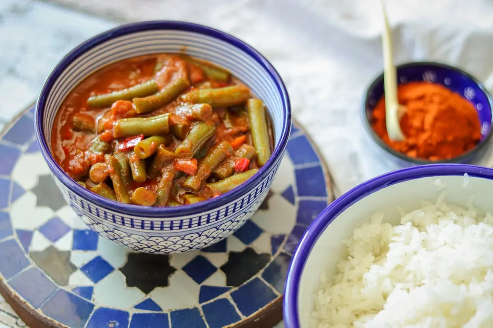 Eine Nahaufnahme des fertigen orientalischen Fisolen-Eintopfs mit Jasminreis