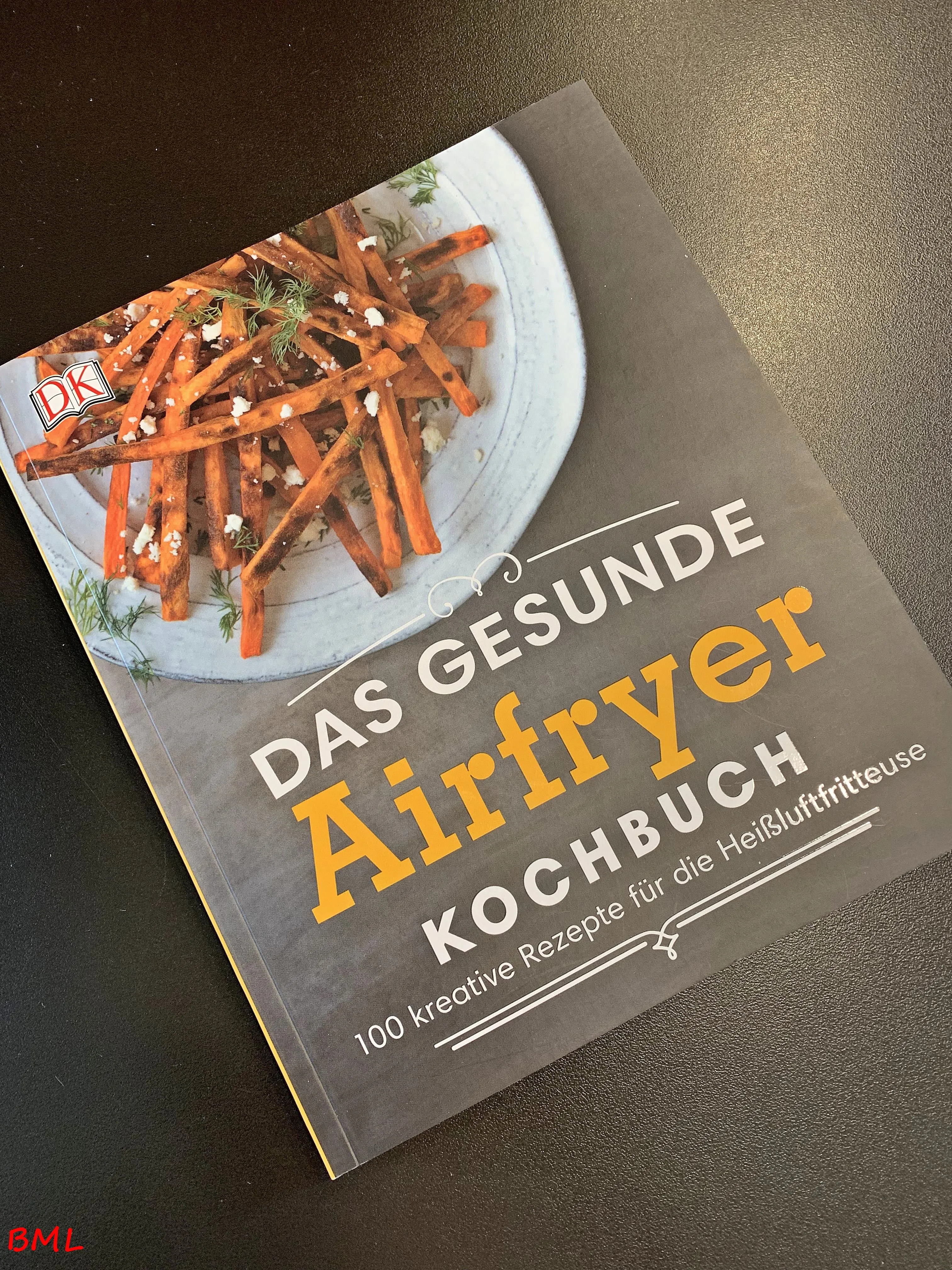 Eine Nahaufnahme des Kochbuchs "Das gesunde Airfryer-Kochbuch" mit farbenfrohen Speisen