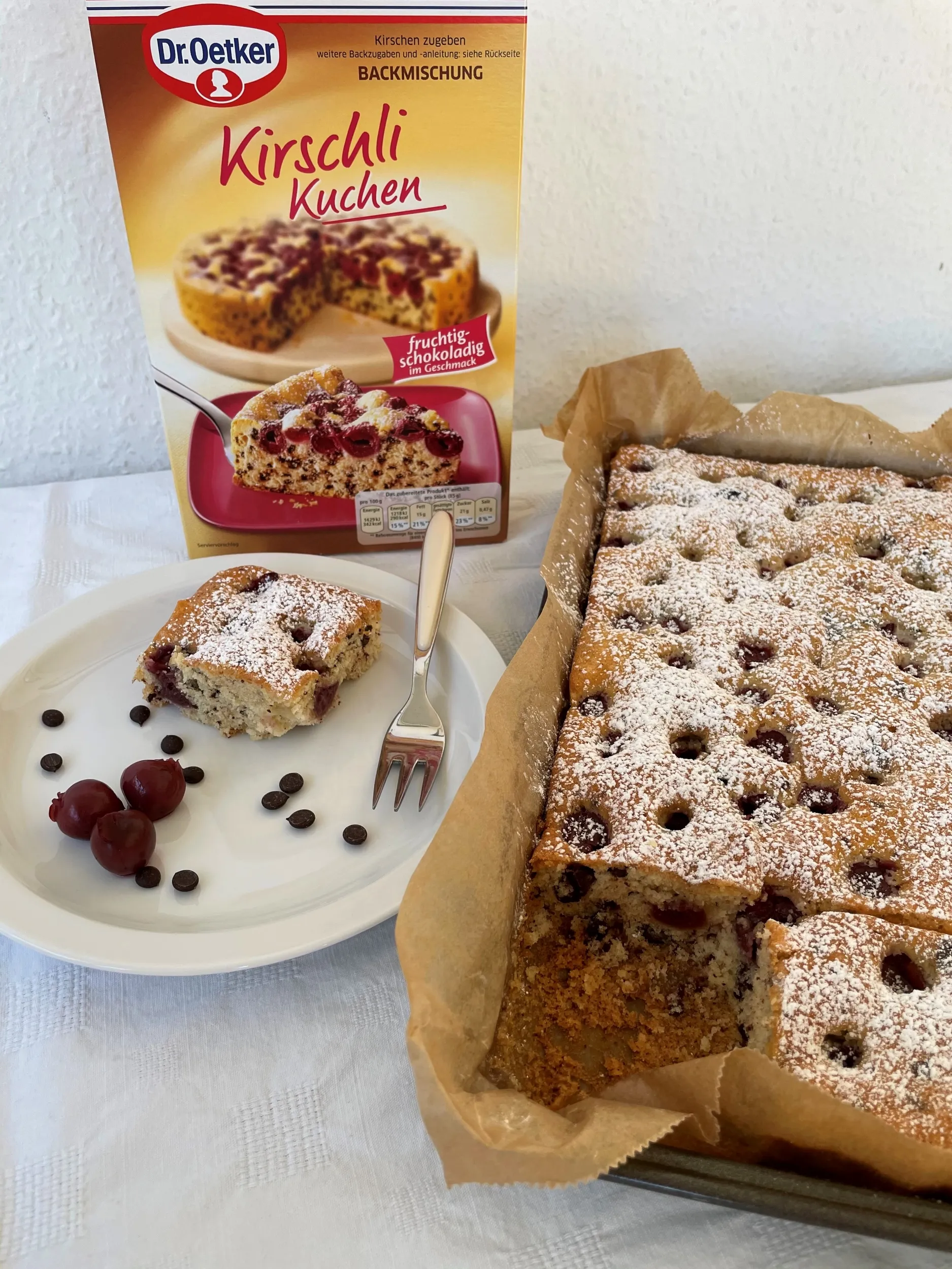 Eine Packung Dr. Oetker Kirschli Kuchen Fertigbackmischung