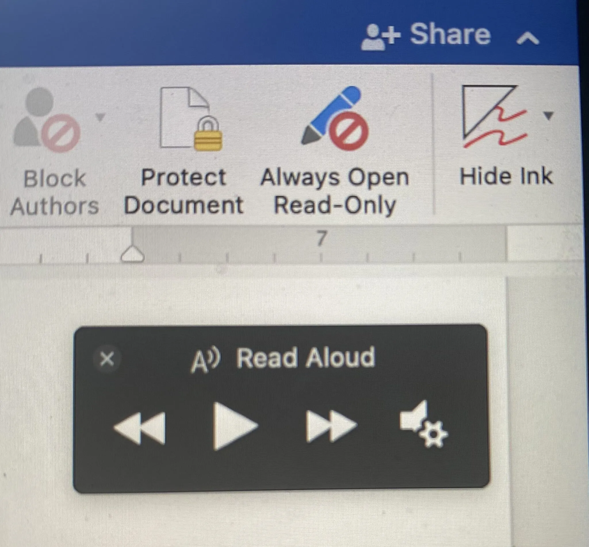 Eine Person arbeitet konzentriert mit Kopfhörern an einem Laptop