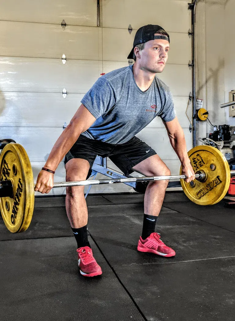 Eine Person beim Training, wahrscheinlich in einem Fitnessstudio, fokussiert auf Gesäßübungen