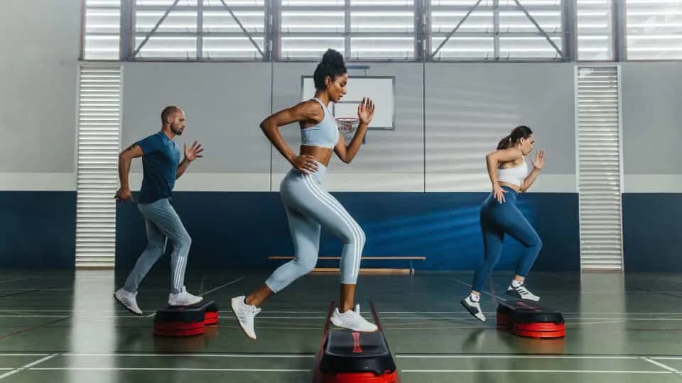 Eine Person, die ein intensives Cardio-Training auf einem Laufband absolviert