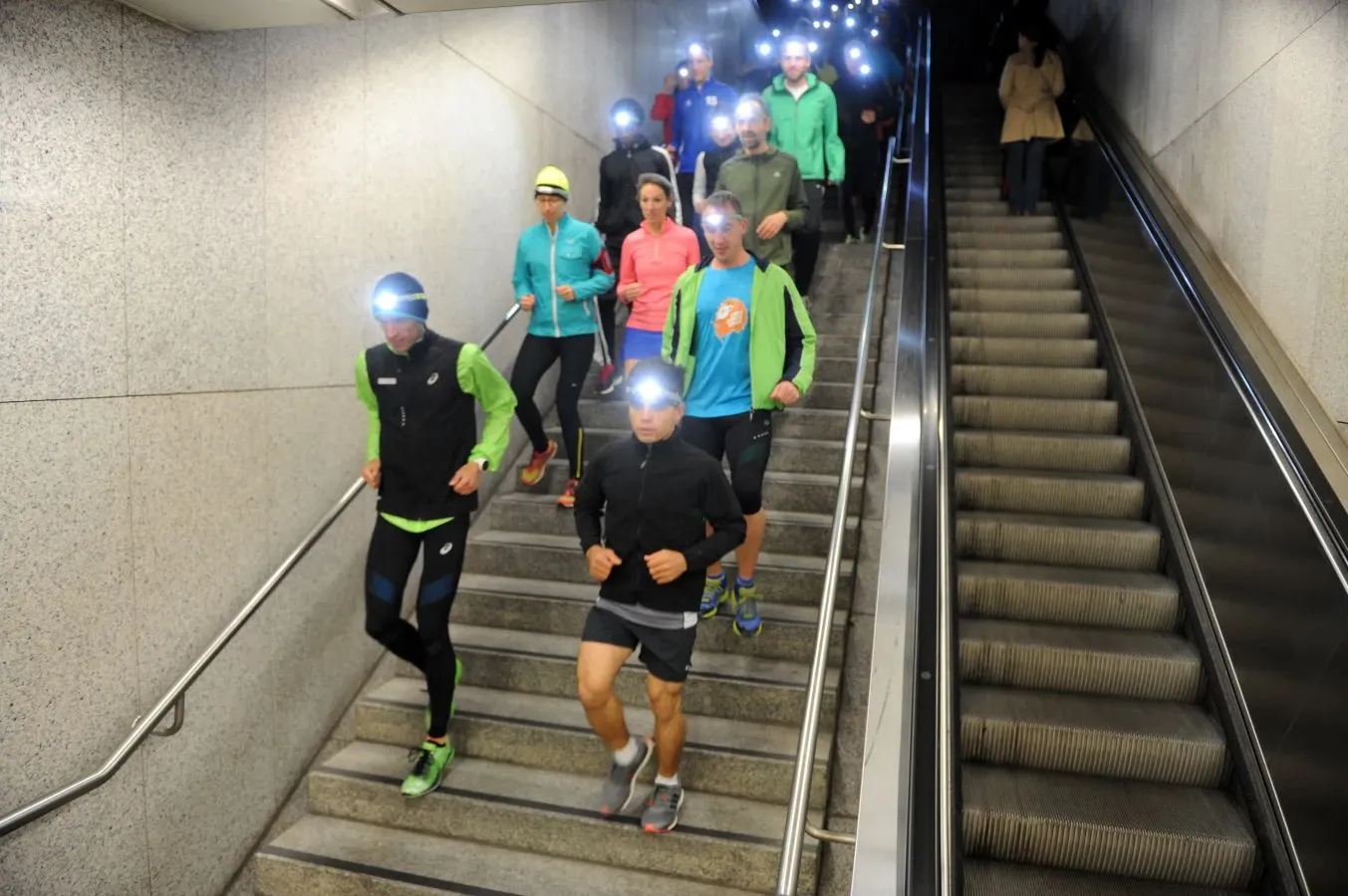 Eine Person joggt auf einer Laufbahn im Freien