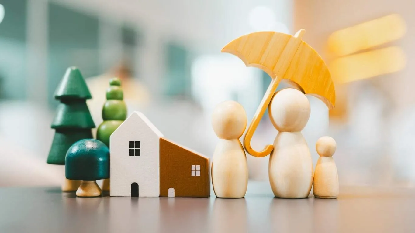 Eine Person kombiniert verschiedene Versicherungsdokumente, die symbolisch die Verbindung von Lebens- und Berufsunfähigkeitsversicherung darstellen