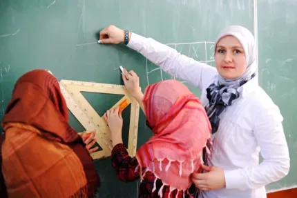 Eine Person mit Migrationshintergrund lernt konzentriert