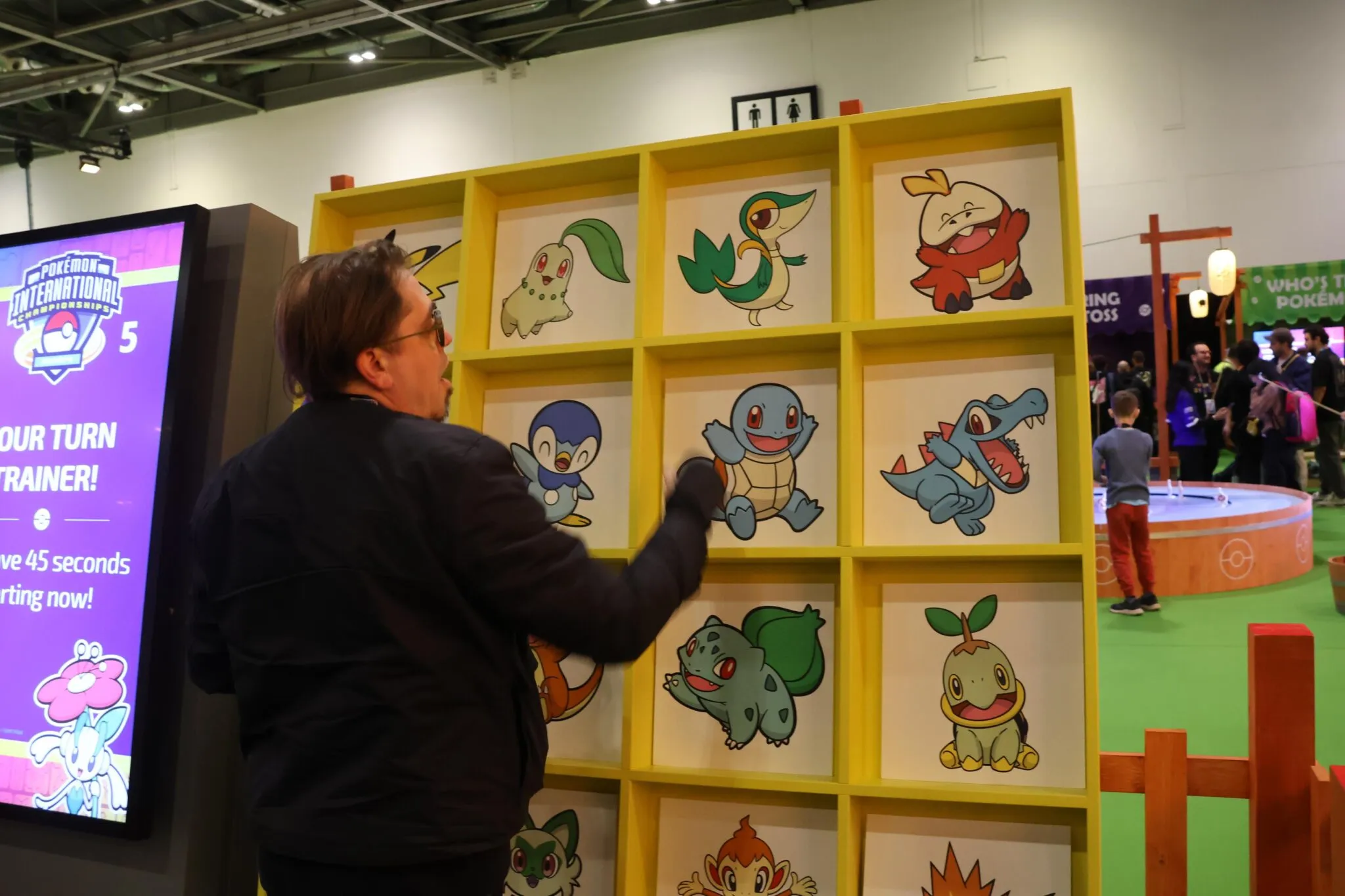 Eine Person spielt ein Memory-Spiel bei der Pokemon EUIC
