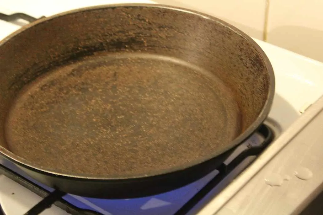 Eine Pfanne wird auf dem Herd erhitzt