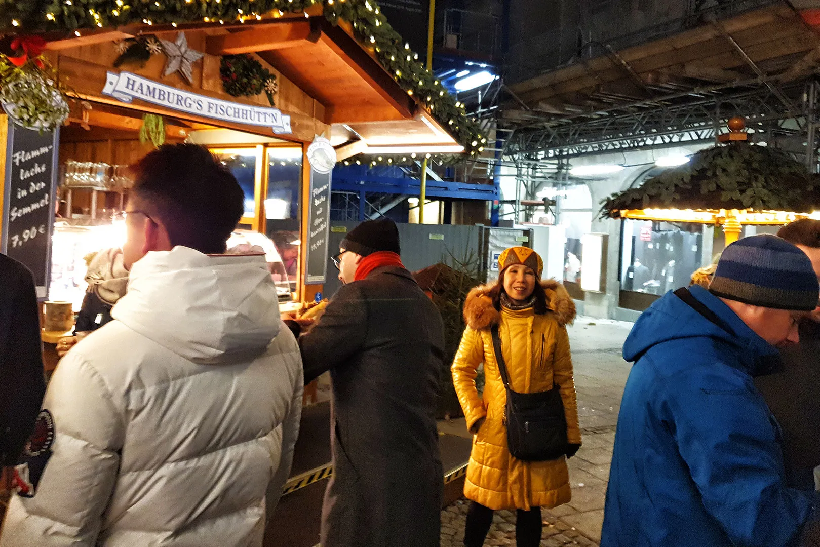Eine Portion Flammlachs frisch vom Holzfeuer auf einem Brotbrötchen serviert