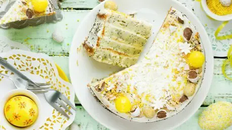 Eine prächtige Ostertorte mit Mohn-Biskuit, Zitronen-Quark-Creme und weißer Schokolade