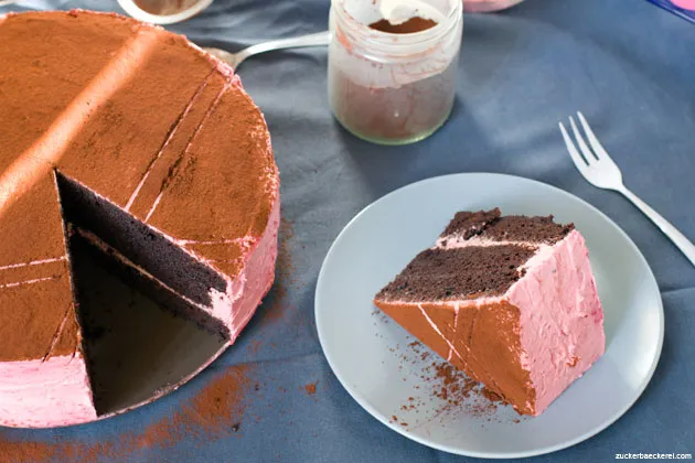 Eine Reihe von dunklen, runden Kuchenböden ist für die Schichtung vorbereitet