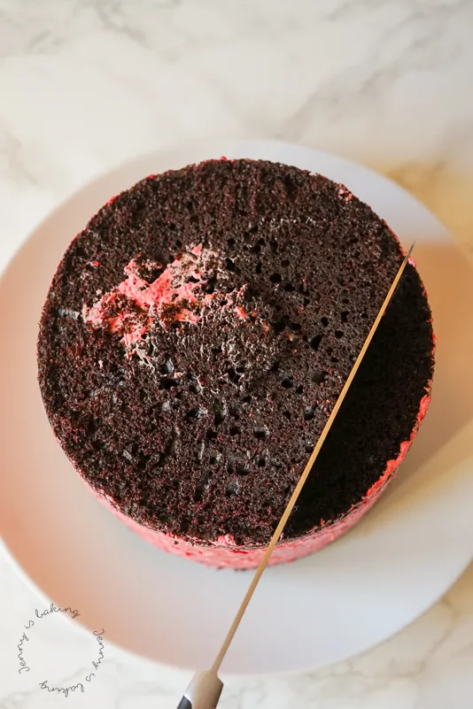 Eine runde Torte mit zwei bereits abgeschnittenen Seitenstücken, die die Herzspitze sichtbar machen