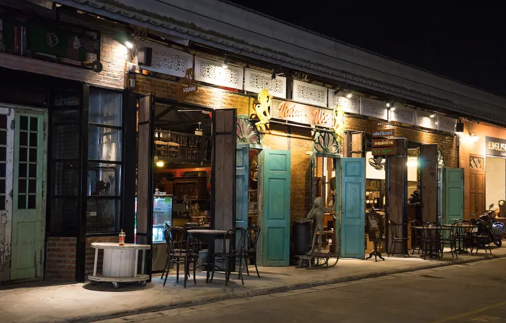 Eine Sammlung von Spielzeugautos und Sammlerstücken auf dem Markt