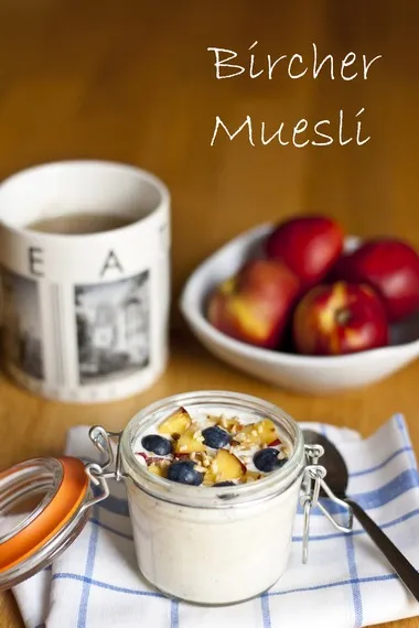 Eine Schale frisch zubereitetes Bircher Müsli mit Früchten