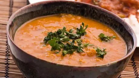 Eine Schale Linsensuppe nach türkischer Art, garniert mit Kräutern.