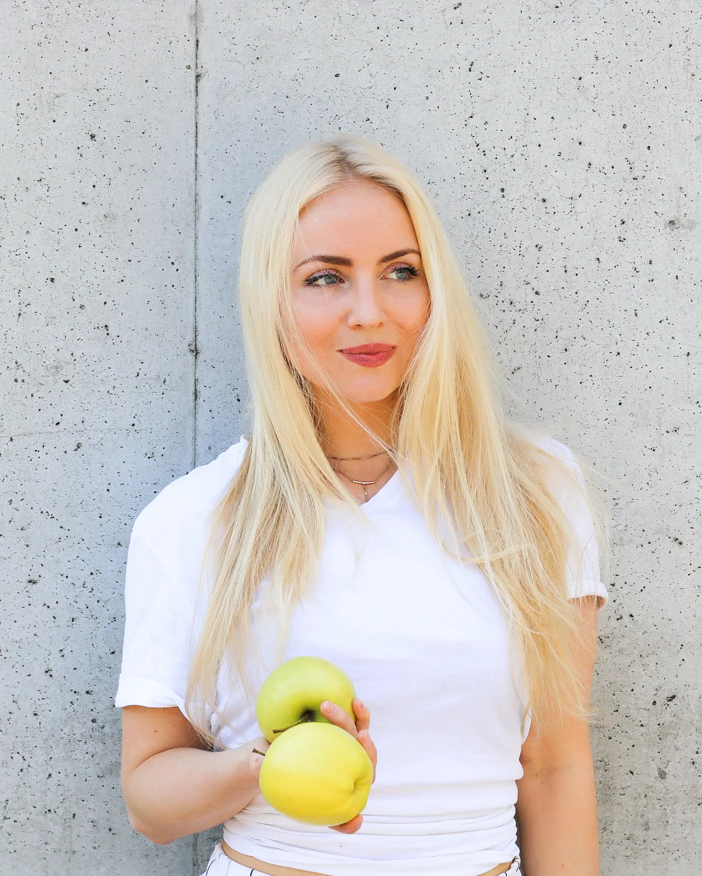 Eine Schale mit buntem Müsli, Nüssen und Früchten, eine perfekte Mahlzeit für eine gesunde Gewichtszunahme