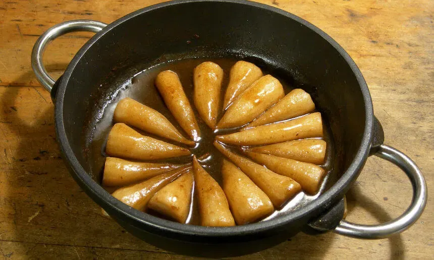 Eine Schale mit fein zubereiteten Teltower Rübchen.