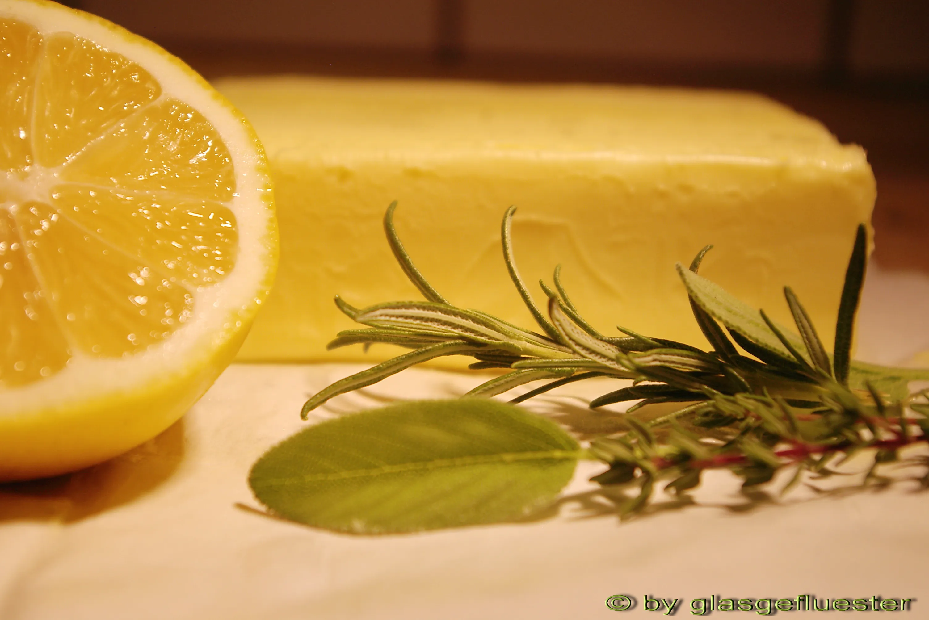 Eine Schale mit frischer grüner Kräuterbutter