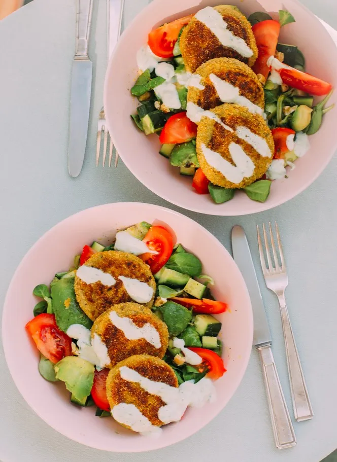 Eine Schale mit Porridge, dekoriert mit Beeren und Nüssen, perfekt für ein gesundes Frühstück zum Zunehmen