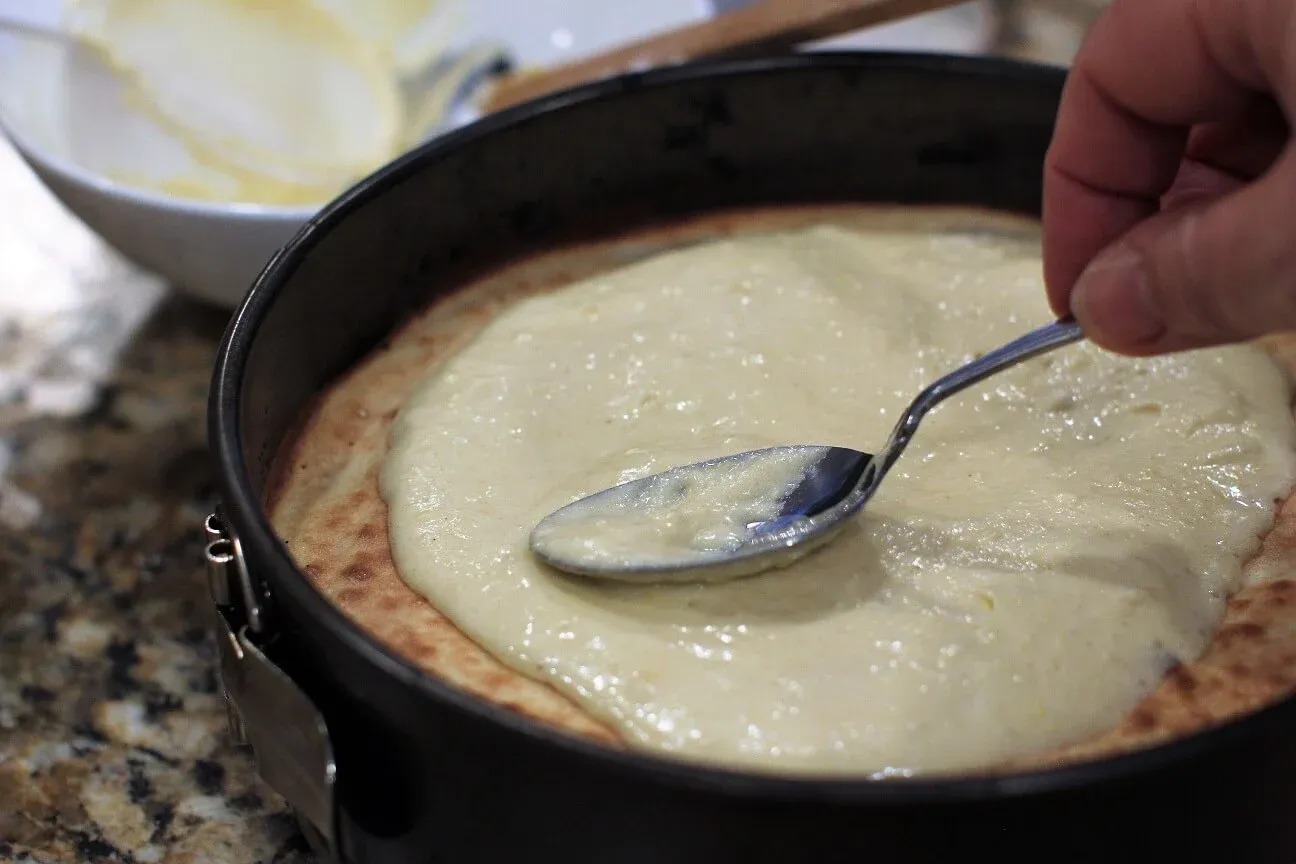 Eine Schicht Teig zum Grillen verteilen