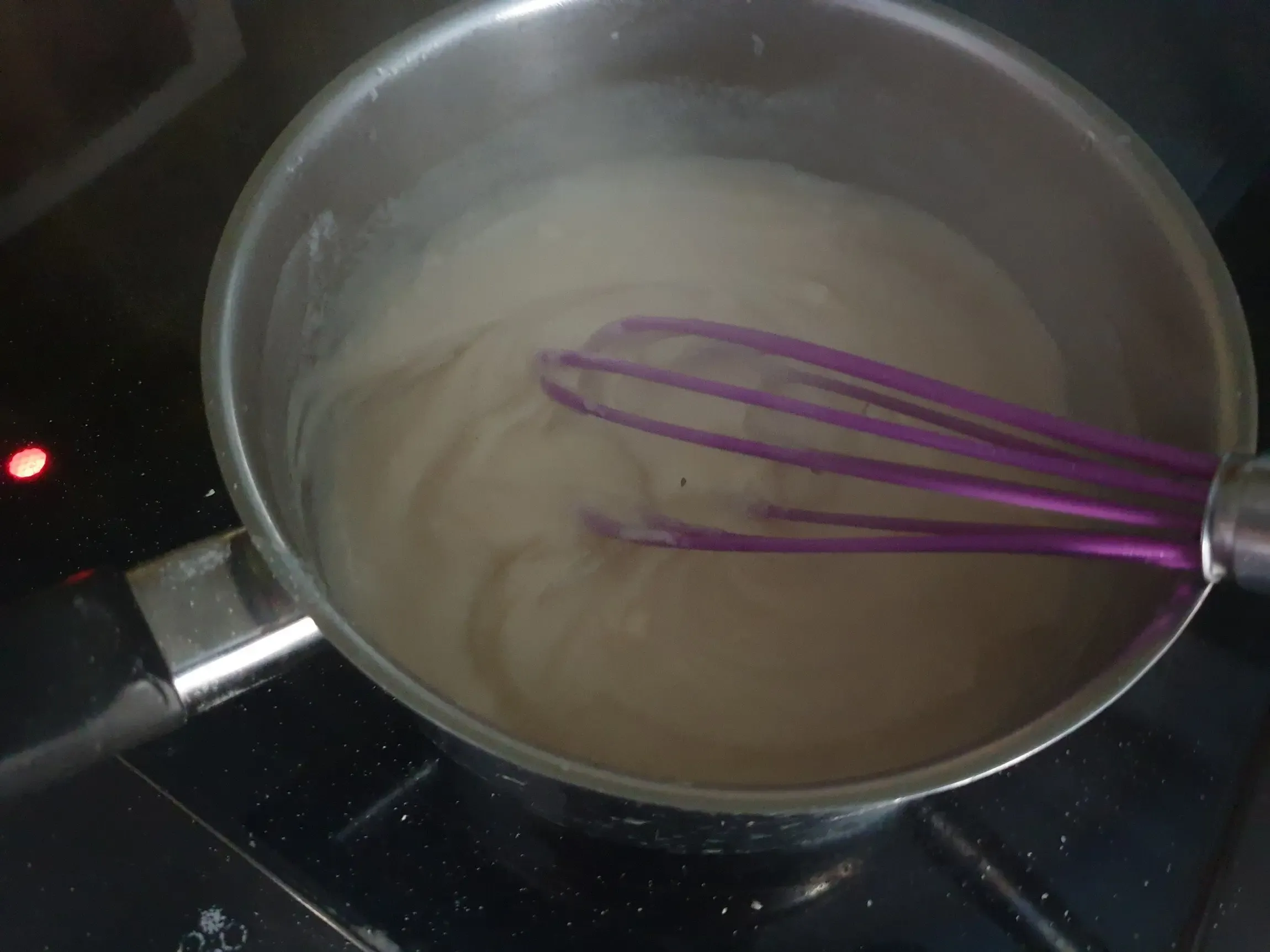 Eine Schüssel mit dem „Kochstück“, einer gekochten Mehl-Wasser-Mischung