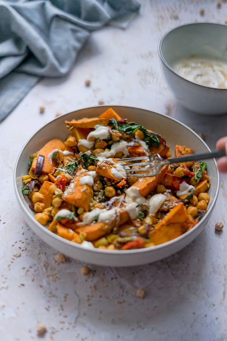 Eine Schüssel mit Tahini-Joghurt, bereit zum Servieren mit dem Ofengemüse