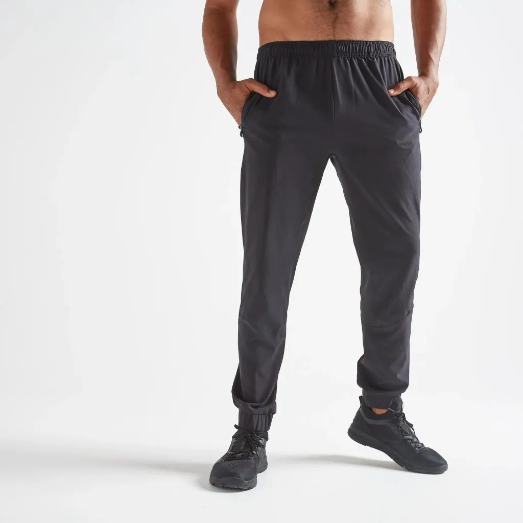 Eine schwarze Slim Fit Trainingshose für Herren von Domyos