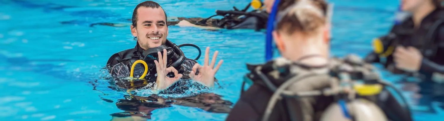 Eine Schwimmerin unter Wasser, die Eleganz des Wassersports darstellend