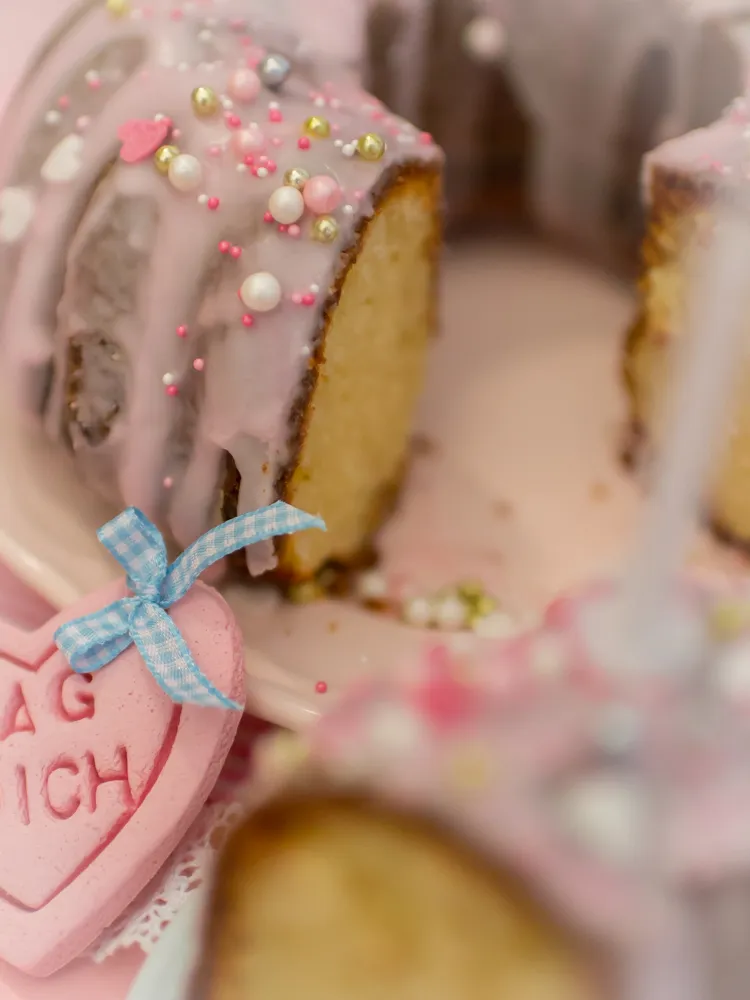 Eine Seite des Zitronenkuchens auf einem Teller