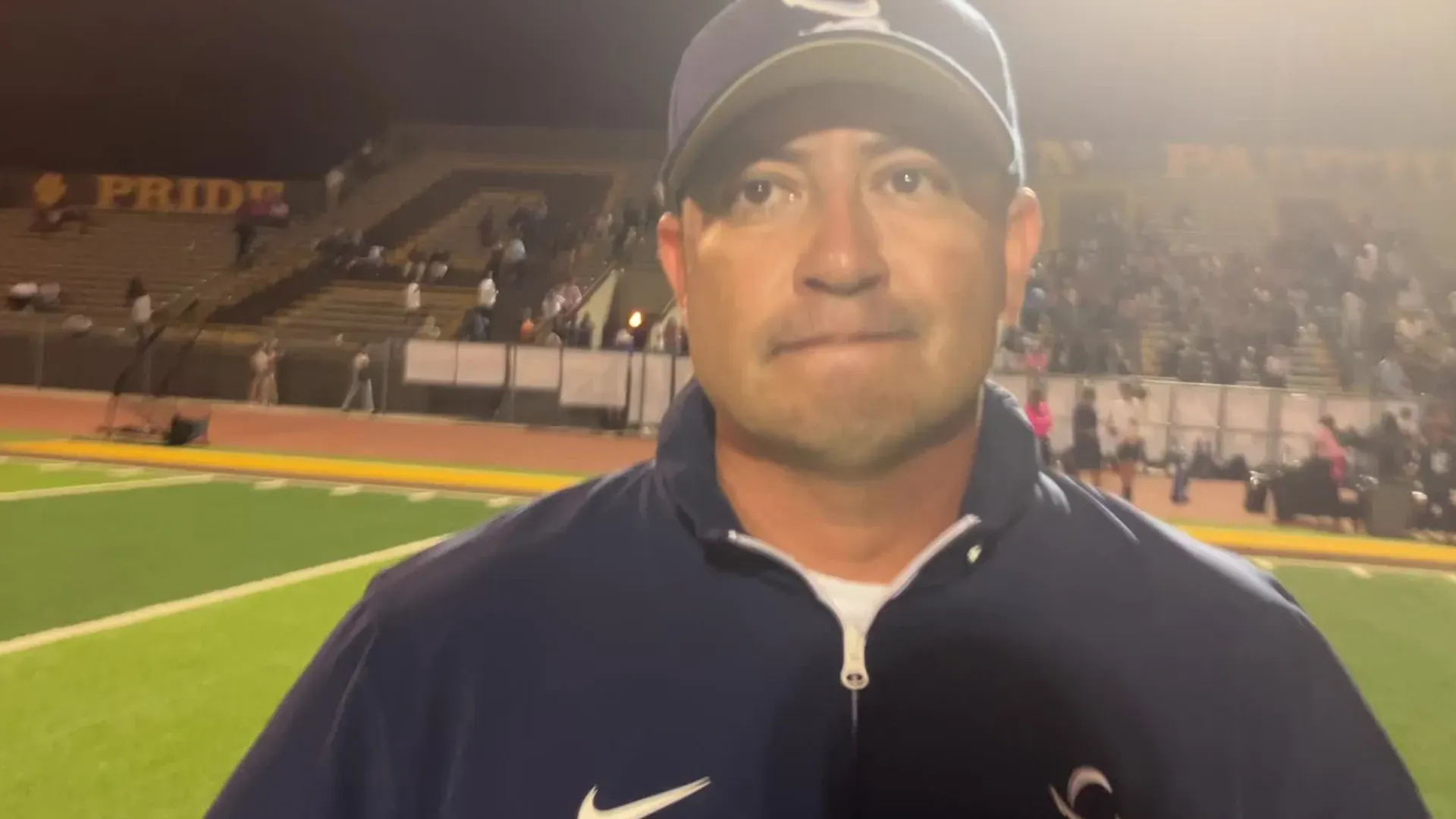 Eine Spielszene aus einem amerikanischen Highschool-Footballspiel