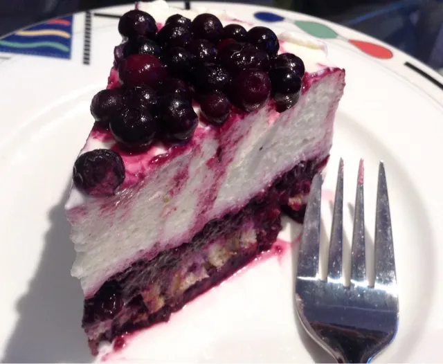 Eine Stollen Torte mit einfacher Heidelbeer-Garnitur sieht ebenfalls sehr ansprechend aus