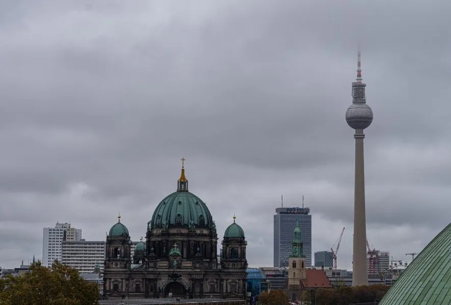 Eine Straße in Berlin mit trüber Beleuchtung und grauen Gebäuden